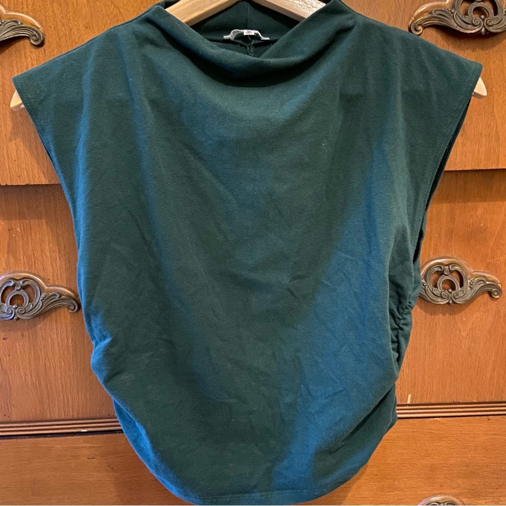 Reformation Lindy Knit Top in Forest Green.
Short style. Small for Medium size